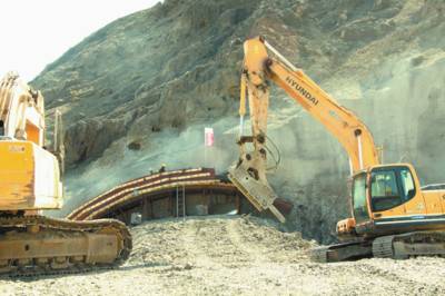 日前，小烏改第三合同段杏花村一號隧道進(jìn)行爆破掘進(jìn)準(zhǔn)備工作。（通訊員孫建兵攝）